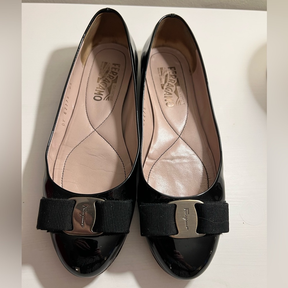 FERRAGAMO VERINA black patent flats 7C